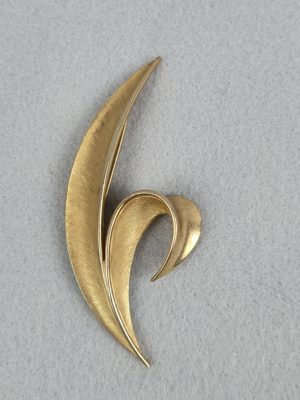 Vintage Crown Trifari Gold Tone Sculpted Leaf Pin Brooch